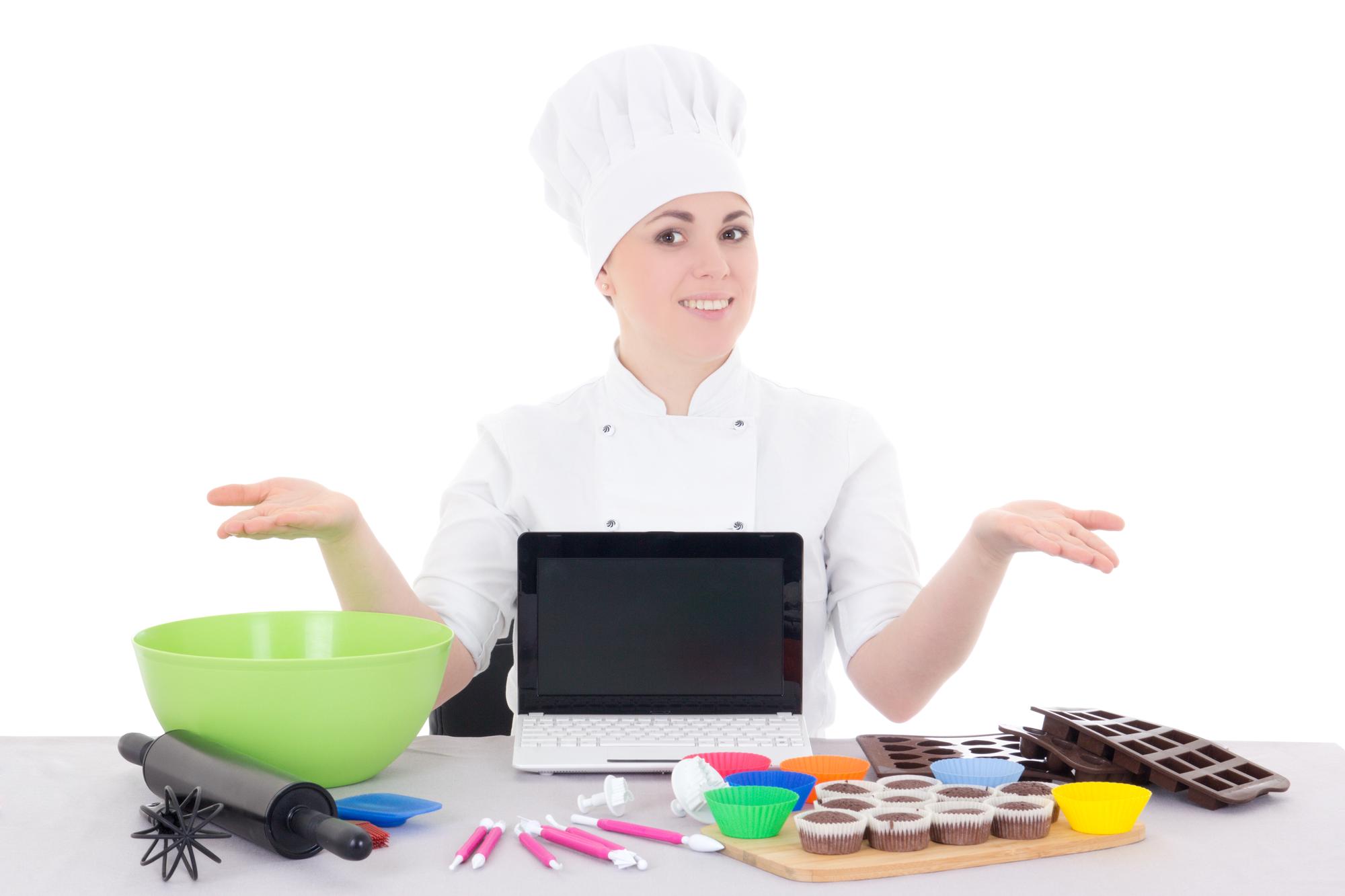 Chef che insegna online con ingredienti disposti su tavolo